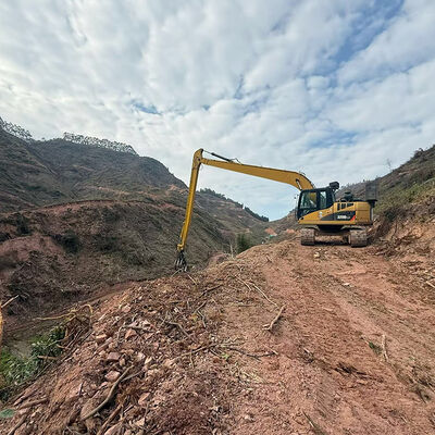 Ekskawator długa ręka z uchwytem drewna